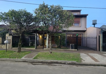 HERMOSA CASA EN VENTA en el Centro de Grand Bourg. 